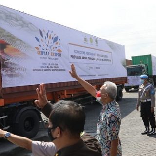 Gubernur Jawa Tengah, Ganjar Pranowo, melakukan pelepasan ekspor produk-produk pertanian di Pelabuhan Tanjung Emas Semarang, Jumat (31/12)