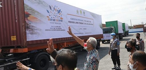 Gubernur Jawa Tengah, Ganjar Pranowo, melakukan pelepasan ekspor produk-produk pertanian di Pelabuhan Tanjung Emas Semarang, Jumat (31/12)