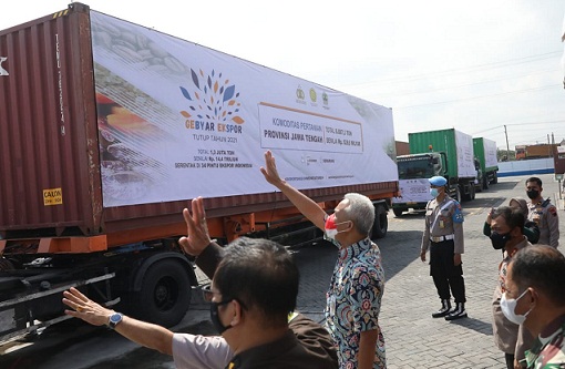 Gubernur Jawa Tengah, Ganjar Pranowo, melakukan pelepasan ekspor produk-produk pertanian di Pelabuhan Tanjung Emas Semarang, Jumat (31/12)