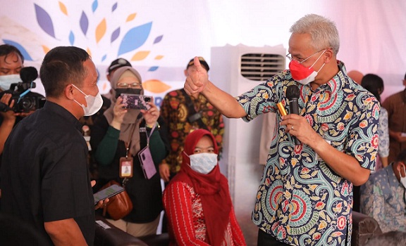 Gubernur Ganjar Pranowo menghadiri Gebyar Ekspor Komoditas Pertanian 2021 Provinsi Jawa Tengah di Pelabuhan Tanjung Emas, Semarang, Jumat (31/12).  Acara gebyar ekspor tersebut diselenggarakan secara serentak di 34 pintu ekspor Indonesia.