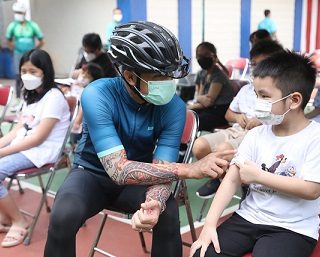 Gubernur Jawa Tengah, Ganjar Pranowo, sambil gowes pagi mengecek pelaksanaan vaksinasi anak usia 6-11 tahun di SD Karangturi Kota Semarang di Jalan MT Haryono, Kamis (30/12)