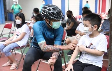 Gubernur Jawa Tengah, Ganjar Pranowo, sambil gowes pagi mengecek pelaksanaan vaksinasi anak usia 6-11 tahun di SD Karangturi Kota Semarang di Jalan MT Haryono, Kamis (30/12)