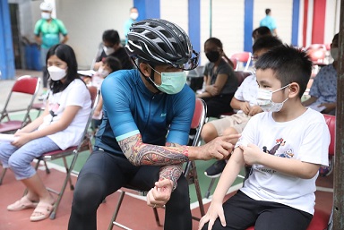 Gubernur Jawa Tengah, Ganjar Pranowo, sambil gowes pagi mengecek pelaksanaan vaksinasi anak usia 6-11 tahun di SD Karangturi Kota Semarang di Jalan MT Haryono, Kamis (30/12)
