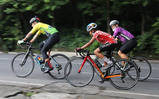 Gubernur Ganjar Pranowo mengajak Yudha Wiratama gowes keliling Kota Semarang. Siswa SMPN 1 Kesugihan, Kabupaten Cilacap itu datang ke Semarang setelah menempuh jarak 250 km didampingi orangtuanya