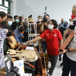 Gubernur Jawa Tengah, Ganjar Pranowo didampingi Wali Kota Surakarta, Gibran Rakabuming Raka, menengok stand di area Hetero Space Solo usai acara peluncuran