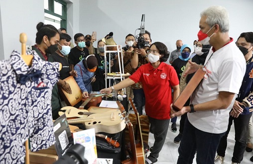 Gubernur Jawa Tengah, Ganjar Pranowo didampingi Wali Kota Surakarta, Gibran Rakabuming Raka, menengok stand di area Hetero Space Solo usai acara peluncuran