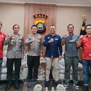 Polri Beri Izin Uji Coba Liga 1 dengan Penonton, Kapasitas Terbatas JAKARTA (Awal.id) - Kepolisian Republik Indonesia (Polri) memberikan izin kepada PT Liga Indonesia Baru (LIB) untuk melakukan uji coba penyelenggaraan kompetisi sepakbola liga 1 dan 2 yang diperbolehkan dihadiri penonton secara langsung dan tentunya dengan peraturan-peraturan yang akan ditentukan. Kepala Divisi Humas Polri Irjen Dedi Prasetyo memaparkan pemberian izin uji coba memiliki ketentuan bahwa kapasitas penonton yang hadir langsung di stadion dibatasi jumlahnya. Pembatasan penonton ini dilakukan lantaran pandemi Covid-19 masih belum berakhir 100%. "Saya mewakili jajaran Polri memberikan izin uji coba penyelenggaraan Liga 1 dan Liga 2 dengan dihadiri penonton yang terbatas," papar Dedi, Rabu (15/12). Menurut Dedi, pemberian izin dengan penonton terbatas tersebut harus mengedepankan kedisiplinan protokol kesehatan (prokes). Pihak kepolisian pun akan ikut turun ke lapangan untuk memastikan dan mengamankan hal tersebut. "Melihat antusiasme masyarakat yang begitu tinggi dengan pelaksanaan sepakbola di tanah air. Kami sepakat memberikan izin. Namun, kami tetap menekankan penerapan protokol kesehatan harus tetap dilakukan dengan ketat," tandas Dedi. Dedi menyatakan pihaknya telah melakukan koordinasi dan komunikasi kepada seluruh pihak terkait pemberian izin tersebut. Tujuannya, agar penanganan dan pengendalian Covid-19 bisa tetap berjalan dengan baik. Meski begitu, lanjut dia, pihaknya juga akan tetap melakukan evaluasi rutin terkait dengan pelaksanaan uji coba kehadiran penonton secara terbatas di Liga 1 dan Liga 2 nanti. "Kami dari Polri akan terus melakukan evaluasi terkait dengan pelaksanaan tersebut agar pelaksaanaan tetap berjalan dengan baik, namun faktor kesehatan harus tetap dikedepankan," tandas Dedi. Adapun beberapa persyaratan untuk penonton yang hadir di stadion dalam laga kompetisi Liga 1 dan Liga 2, yakni: 1. Wajib menggunakan masker sejak awal hingga pertandingan berakhir. 2. Pertandingan sendiri di gelar di wilayah yang laju pertumbuhan virus coronanya rendah. 3. Masyarakat yang hadir wajib sudah mengantongi sertifikat vaksin Covid-19 dengan dosis kedua. Tentunya, penonton juga harus mengakses aplikasi PeduliLindungi. 4. Semua jajaran pemain, pihak sponsor hingga official bahkan penonton juga harus benar-benar memastikan protokol kesehatan dilaksanakan dengan baik dan disiplin. (is) Awal.id, Polri, PT LIB, Izin Menonton, Liga 1 dan Liga 2