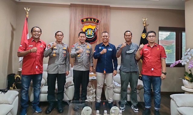 Polri Beri Izin Uji Coba Liga 1 dengan Penonton, Kapasitas Terbatas JAKARTA (Awal.id) - Kepolisian Republik Indonesia (Polri) memberikan izin kepada PT Liga Indonesia Baru (LIB) untuk melakukan uji coba penyelenggaraan kompetisi sepakbola liga 1 dan 2 yang diperbolehkan dihadiri penonton secara langsung dan tentunya dengan peraturan-peraturan yang akan ditentukan. Kepala Divisi Humas Polri Irjen Dedi Prasetyo memaparkan pemberian izin uji coba memiliki ketentuan bahwa kapasitas penonton yang hadir langsung di stadion dibatasi jumlahnya. Pembatasan penonton ini dilakukan lantaran pandemi Covid-19 masih belum berakhir 100%. "Saya mewakili jajaran Polri memberikan izin uji coba penyelenggaraan Liga 1 dan Liga 2 dengan dihadiri penonton yang terbatas," papar Dedi, Rabu (15/12). Menurut Dedi, pemberian izin dengan penonton terbatas tersebut harus mengedepankan kedisiplinan protokol kesehatan (prokes). Pihak kepolisian pun akan ikut turun ke lapangan untuk memastikan dan mengamankan hal tersebut. "Melihat antusiasme masyarakat yang begitu tinggi dengan pelaksanaan sepakbola di tanah air. Kami sepakat memberikan izin. Namun, kami tetap menekankan penerapan protokol kesehatan harus tetap dilakukan dengan ketat," tandas Dedi. Dedi menyatakan pihaknya telah melakukan koordinasi dan komunikasi kepada seluruh pihak terkait pemberian izin tersebut. Tujuannya, agar penanganan dan pengendalian Covid-19 bisa tetap berjalan dengan baik. Meski begitu, lanjut dia, pihaknya juga akan tetap melakukan evaluasi rutin terkait dengan pelaksanaan uji coba kehadiran penonton secara terbatas di Liga 1 dan Liga 2 nanti. "Kami dari Polri akan terus melakukan evaluasi terkait dengan pelaksanaan tersebut agar pelaksaanaan tetap berjalan dengan baik, namun faktor kesehatan harus tetap dikedepankan," tandas Dedi. Adapun beberapa persyaratan untuk penonton yang hadir di stadion dalam laga kompetisi Liga 1 dan Liga 2, yakni: 1. Wajib menggunakan masker sejak awal hingga pertandingan berakhir. 2. Pertandingan sendiri di gelar di wilayah yang laju pertumbuhan virus coronanya rendah. 3. Masyarakat yang hadir wajib sudah mengantongi sertifikat vaksin Covid-19 dengan dosis kedua. Tentunya, penonton juga harus mengakses aplikasi PeduliLindungi. 4. Semua jajaran pemain, pihak sponsor hingga official bahkan penonton juga harus benar-benar memastikan protokol kesehatan dilaksanakan dengan baik dan disiplin. (is) Awal.id, Polri, PT LIB, Izin Menonton, Liga 1 dan Liga 2