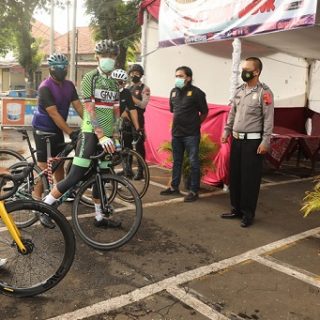 Gubernur Jawa Tengah, Ganjar Pranowo, sambil,l gowes menyambangi beberapa Posko Nataru di Kota Semarang dan memberi bingkisan kepada petugas jaga, Senin (27/12) pagi