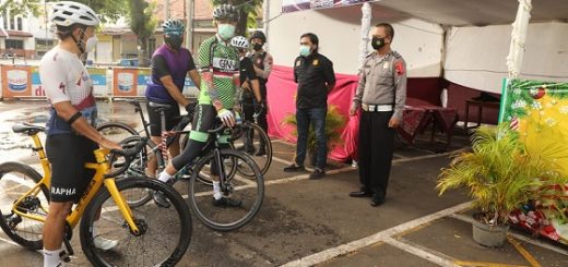 Gubernur Jawa Tengah, Ganjar Pranowo, sambil,l gowes menyambangi beberapa Posko Nataru di Kota Semarang dan memberi bingkisan kepada petugas jaga, Senin (27/12) pagi