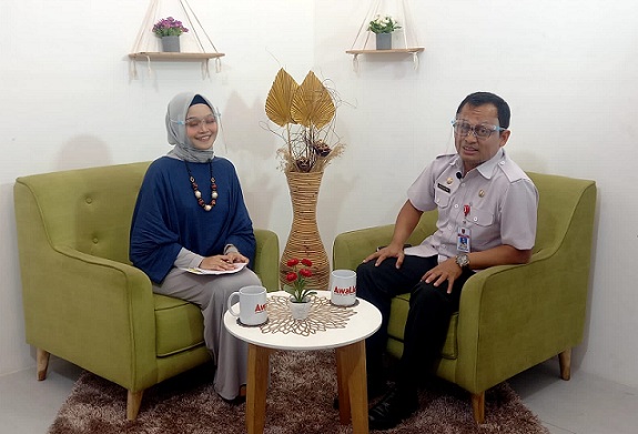 Sekretaris Badan Kesbangpol, Joko Hartono S STP MSi dipandu Dhyanara Paramita saat tampil di Program Inspirasi Awal Media Nusantara, Rabu (15/12).