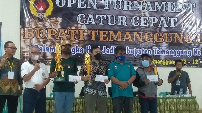 Para juara Open Turnamen Temanggung Cup 2021 dengan dengan bangga menunjukkan piala yang diperolehnya.