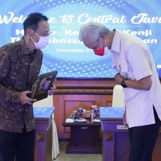 Duta Besar Jepang untuk Indonesia, Kanasugi Kenji (kiri), berkunjung ke Jawa Tengah dan menemui Gubernur Ganjar Pranowo, Selasa (21/12)