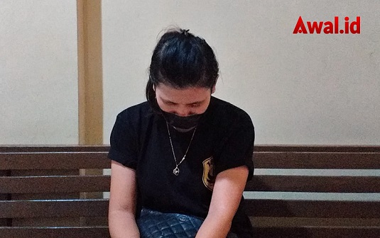 SK, korban penganiayaan dan percobaan pemerkosaan saat melaporkan kejadian yang menimpanya ke Polsek Semarang Barat.