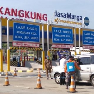 Gerbang tol Kalikangkung saat menjelang libur Natal tidak begitu padat. Jumlah pemudik ke Jateng jauh dari prediksi