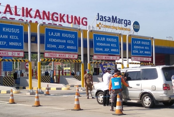Gerbang tol Kalikangkung saat menjelang libur Natal tidak begitu padat. Jumlah pemudik ke Jateng jauh dari prediksi