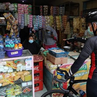 Harga beberapa bahan pokok naik. Hal itu diketajui Gubernur Jawa Tengah, Ganjar Pranowo, yang melakukan pengecekan di sejumlah pasar tradisional, Kamis (23/12) pagi