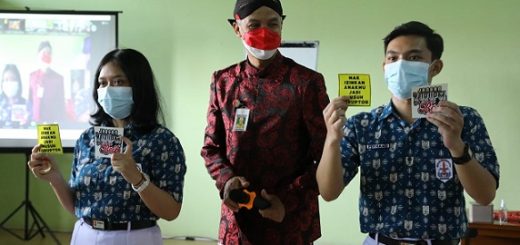 Gubernur Jateng, Ganjar Pranowo, melakukan pelantikan secara simbolis terhadap empat siswa di Aula SMA 15 Semarang sebagai agen antikorupsi, Kamis (9/12)