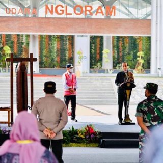 Presiden Joko Widodo memberikan sambutan saat peresmian Bandara Ngloram Blora, Jumat (17/12)