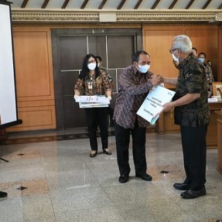 Gubernur Jawa Tengah, Ganjar Pranowo, menyaksikan penyerahan bantuan listrik PLN gratis untuk pulau-pulau kecil Karimunjawa