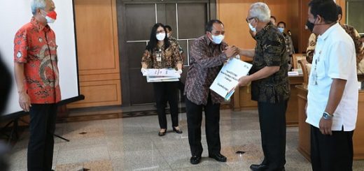 Gubernur Jawa Tengah, Ganjar Pranowo, menyaksikan penyerahan bantuan listrik PLN gratis untuk pulau-pulau kecil Karimunjawa