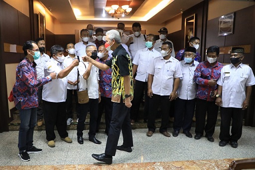 Pengurus PPDI (Persatuan Perangkat Desa Indonesia) bersilaturahmi dengan Gubernur Jateng, Ganjar Pranowo, di kantornya, Rabu (15/12)