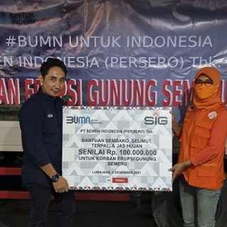 SM of Public Relation & CSR SIG, Setiawan Prasetyo menyerahkan bantuan bahan makanan dan perlengkapan kepada Kepala Sub Bidang Logistik BPBD Kabupaten Lumajang, Lusiyanti di Pendopo Aria Wiraraja, Selasa (7/12).