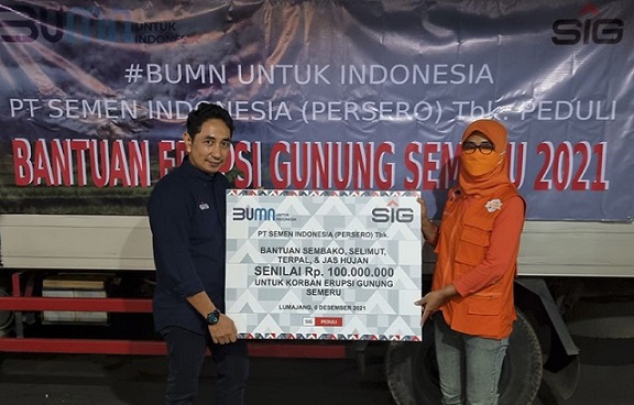 SM of Public Relation & CSR SIG, Setiawan Prasetyo menyerahkan bantuan bahan makanan dan perlengkapan kepada Kepala Sub Bidang Logistik BPBD Kabupaten Lumajang, Lusiyanti di Pendopo Aria Wiraraja, Selasa (7/12).