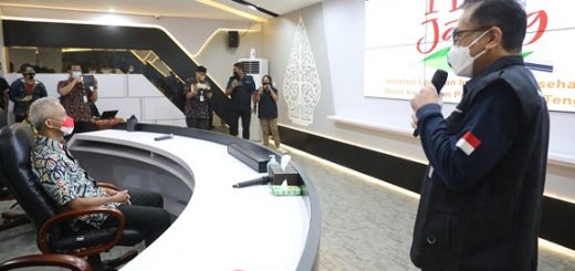 Kepala Dinas Kesehatan Provinsi Jateng, Yulianto Prabowo, memberi penjelasan kepada Gubernur Ganjar Pranowo pada acara peresmian command center Dinkes Jateng, Jumat (31/12)