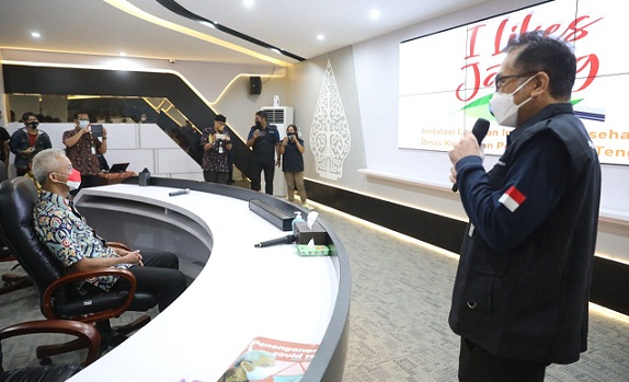 Kepala Dinas Kesehatan Provinsi Jateng, Yulianto Prabowo, memberi penjelasan kepada Gubernur Ganjar Pranowo pada acara peresmian command center Dinkes Jateng, Jumat (31/12)