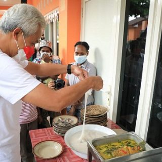 Gubernur Ganjar Pranowo mengunjungi Asrama Amor Papua saat perayaan Natal 2021. Gubernur Ganjar mencicipi makanan khas Papua Papeda dan Kuah Kuning Ikan Gurami yg dimasak langsung oleh pelajar dari Papua, Sabtu (25/12)