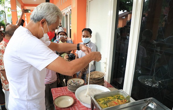 Gubernur Ganjar Pranowo mengunjungi Asrama Amor Papua saat perayaan Natal 2021. Gubernur Ganjar mencicipi makanan khas Papua Papeda dan Kuah Kuning Ikan Gurami yg dimasak langsung oleh pelajar dari Papua, Sabtu (25/12)