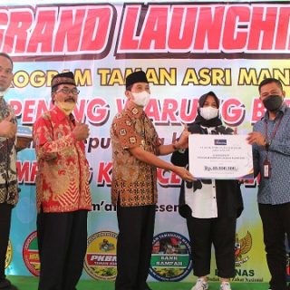 Direktur Kampung Taman Asri Mandiri, Eko Wijiyono (kiri) menerima glodok berisi lebah klanceng sebagai simbol bantuan pendampingan dari Pemimpin Bank Jateng Cabang Sragen Retno Tri Wulandari saat launching Kampung Klanceng di Kampung Taman Asri, Kelurahan Kroyo, Karangmalang, Sragen, Jumat (17/12/2021).