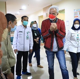Gubernur Ganjar Pranowo menengok kondisi pasien pascakebakaran Gedung Kasuari RSUP Kariadi, Kamis (30/12) malam