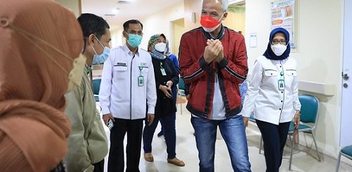 Gubernur Ganjar Pranowo menengok kondisi pasien pascakebakaran Gedung Kasuari RSUP Kariadi, Kamis (30/12) malam