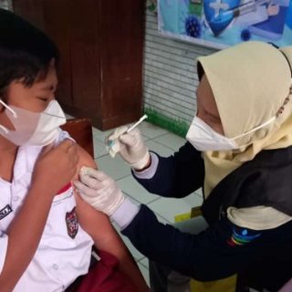 Seorang siswa di SD Tambakaji 04, Kecamatan Ngaliyan, Kota Semarang sedang divaksin