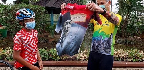 Yudha Wiratama diajak gowes Gubernur Ganjar Pranowo keliling Kota Semarang, dan diberi hadiah jersey, Kamis (16/12)