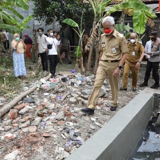 Gubernur Jateng, Ganjar Pranowo meninjau pembangunan talud dari bantuan keuangan bersumber dari APBD Provinsi Jateng di Desa Klareyan, Kecamatan Petarukan, Kabupaten Pemalang