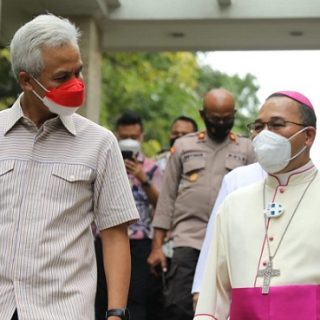 Gubernur Jateng Ganjar Pranowo mendatangi kediaman Romo Robertus Rubiyatmoko di kawasan Gereja Katedral Semarang, dalam rangka perayaan Natal, Sabtu (25/12)