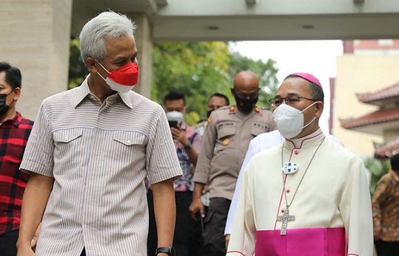 Gubernur Jateng Ganjar Pranowo mendatangi kediaman Romo Robertus Rubiyatmoko di kawasan Gereja Katedral Semarang, dalam rangka perayaan Natal, Sabtu (25/12)