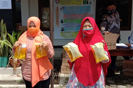 Operasi pasar di beberapa daerah dilakukan Pemprov Jateng untuk mengatasi tingginya harga minyak goreng di pasaran