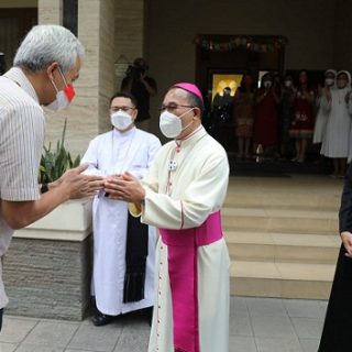 Romo Robertus Rubiyatmoko menyambut kehadiran Gubernur Ganjar Pranowo di rumahnya, di kawasan Gereja Katedral Semarang, Sabtu (25/12)