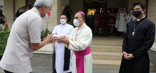 Romo Robertus Rubiyatmoko menyambut kehadiran Gubernur Ganjar Pranowo di rumahnya, di kawasan Gereja Katedral Semarang, Sabtu (25/12)
