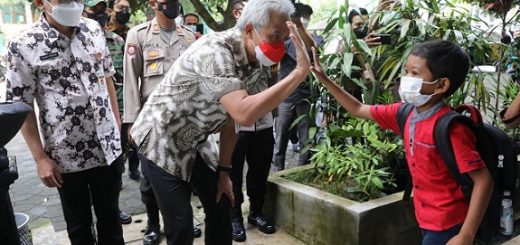 Gubernur Jawa Tengah, Ganjar Pranowo, meninjau vaksinasi anak di MI Bani Adam, Boyolali, Rabu (29/12)