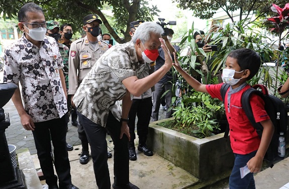 Gubernur Jawa Tengah, Ganjar Pranowo, meninjau vaksinasi anak di MI Bani Adam, Boyolali, Rabu (29/12)