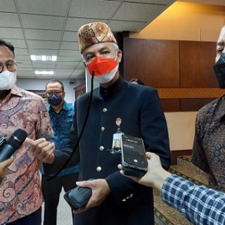 Direktur Utama PT Aviasi Pariwisata Indonesia (Persero), Dony Oskaria dan Komisaris Utama PT Aviasi Pariwisata Indonesia (Persero), Triawan Munaf, melakukan audiensi dengan Gubernur Jawa Tengah, Ganjar Pranowo, di ruang rapat kantor gubernur, Kamis (27/1)