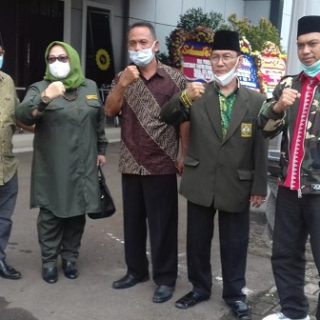 Ketua DPD WJI Rozikin ”BD” Subatian bersama pengurus inti berfoto Bersama seusai menerima surat mandate untuk memimpin ormas sosial di Jateng.