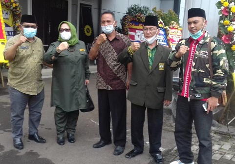 Ketua DPD WJI Rozikin ”BD” Subatian bersama pengurus inti berfoto Bersama seusai menerima surat mandate untuk memimpin ormas sosial di Jateng.