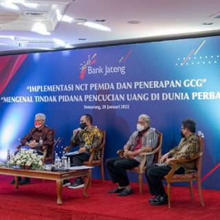 Dir Wilayah III Kedeputian Koordinasi dan Supervisi KPK Brigjen Bahtiar Ujang (kiri) dan Gubernur Jawa Tengah Ganjar Pranowo (kanan) dalam Webinar Implementasi NCT (Non Cash Transaction) Pemda dan Penerapan GCG (Good Corporate Governence), Jumat (28/1/2022). Foto: Dok. Istimewa