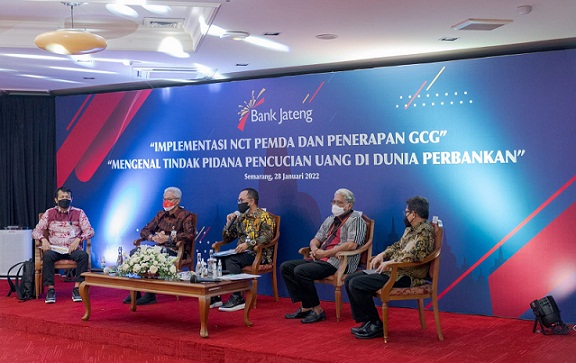 Dir Wilayah III Kedeputian Koordinasi dan Supervisi KPK Brigjen Bahtiar Ujang (kiri) dan Gubernur Jawa Tengah Ganjar Pranowo (kanan) dalam Webinar Implementasi NCT (Non Cash Transaction) Pemda dan Penerapan GCG (Good Corporate Governence), Jumat (28/1/2022). Foto: Dok. Istimewa
